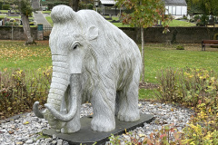 Mammutfigur Friedhofsvorplatz Steeden
