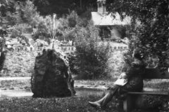 Am Brunnen der Friedhofsanlage