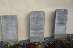 Alte Grabsteine vor der Johanneskapelle