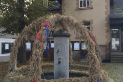 Blick auf die Steedener-Stuben mit Erntekrone
