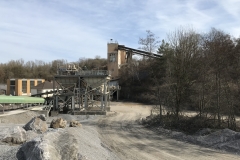 Blick auf die Waschanlage, den Brecher und die Verladeanlage des Förderbandes